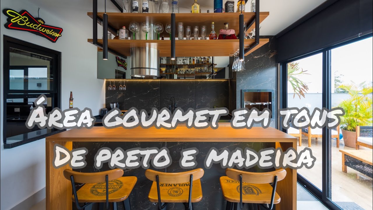 Projeto de área gourmet moderna em tons de preto e madeira. Cozinha gourmet integrada, tour completo