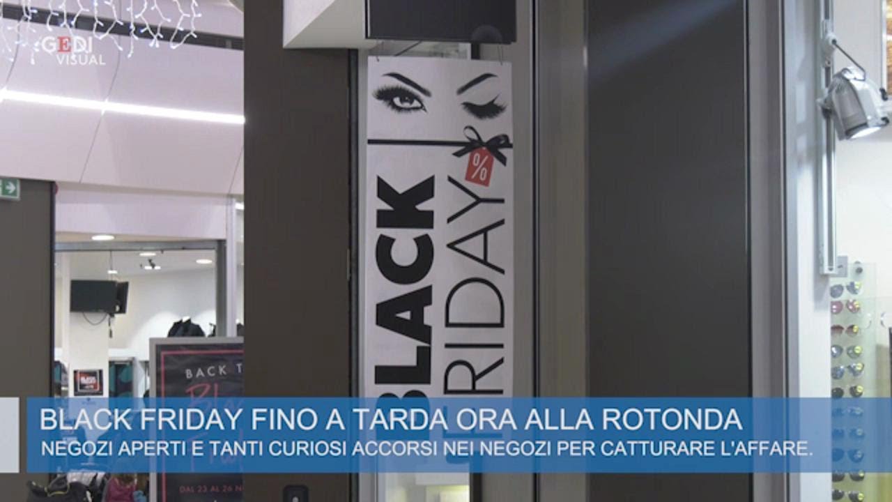 Modena, febbre da Black Friday: acquisti fino a tardi