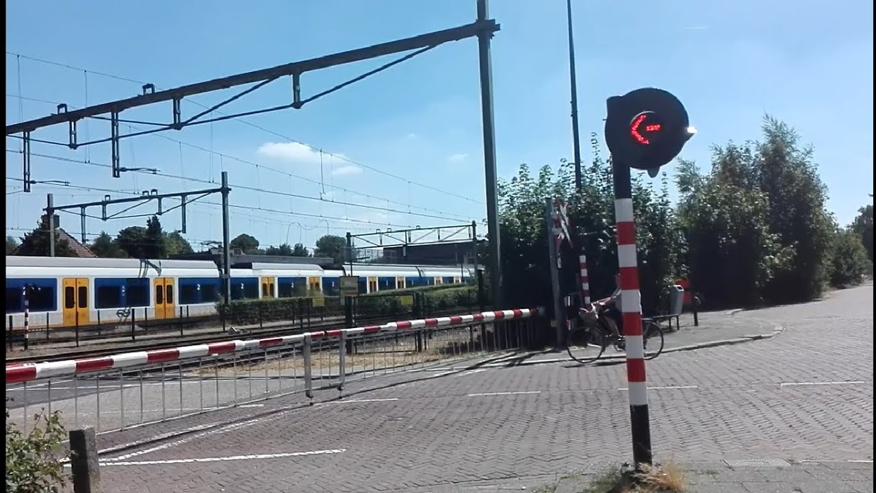 Spoorwegovergang Naarden-Bussum // Dutch Railroad Crossing