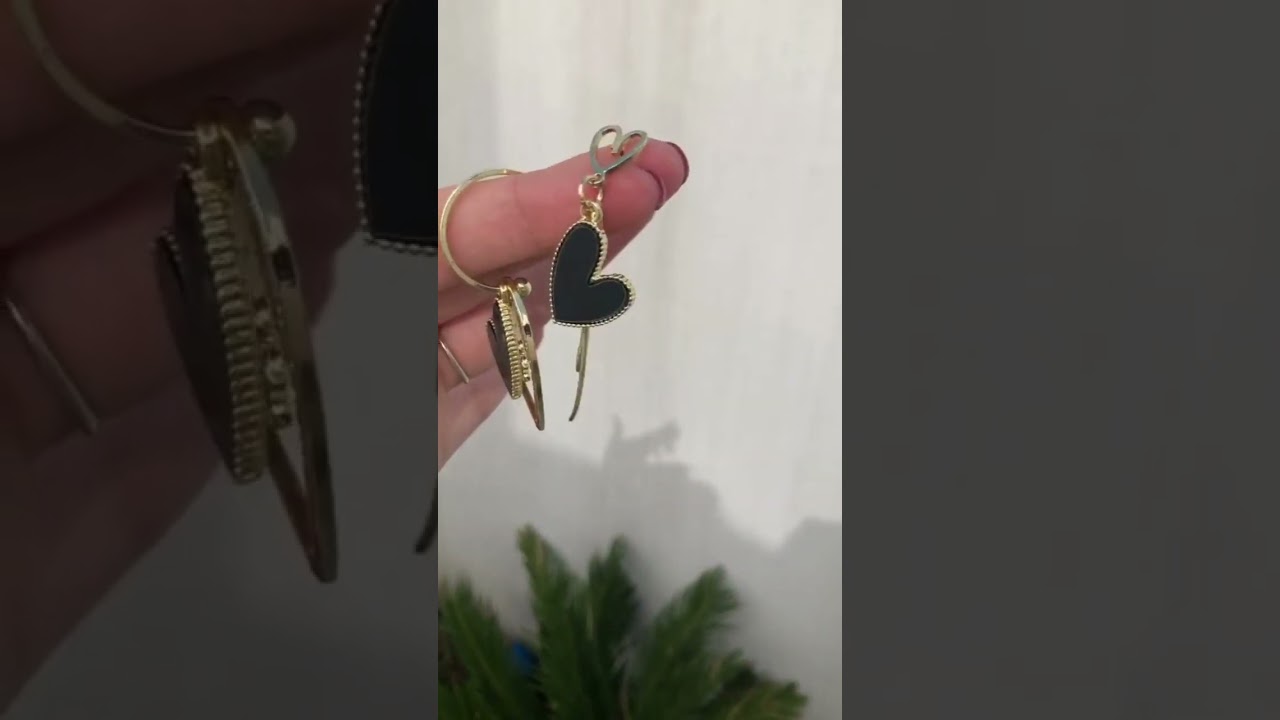 ARETES LARGOS CON CORAZONES NEGROS Y DORADO