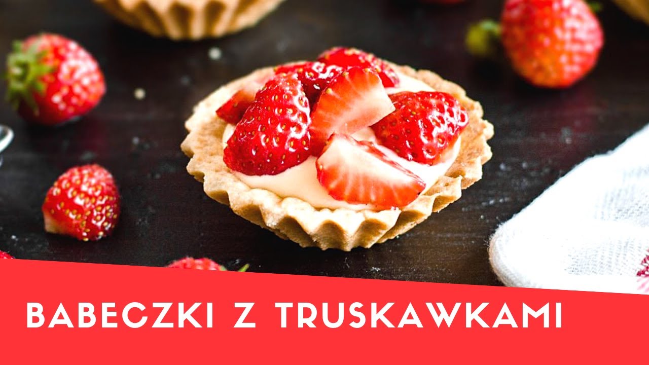 Kruche babeczki z domowym budyniem i truskawkami