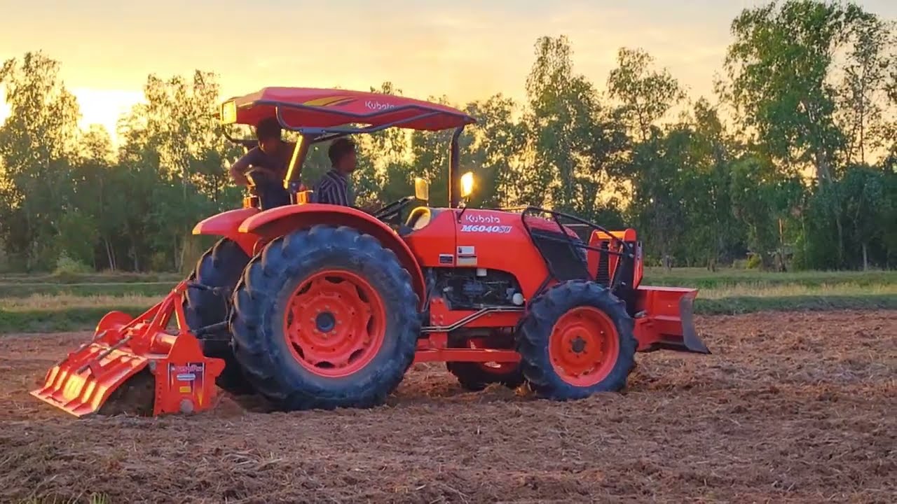 Tractor Kubota M6040 Started working fields near my house in the evening. Tractor farmers.