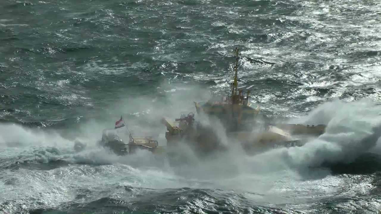 Schepen op de Noordzee, voor de kust van Hoek van Holland.