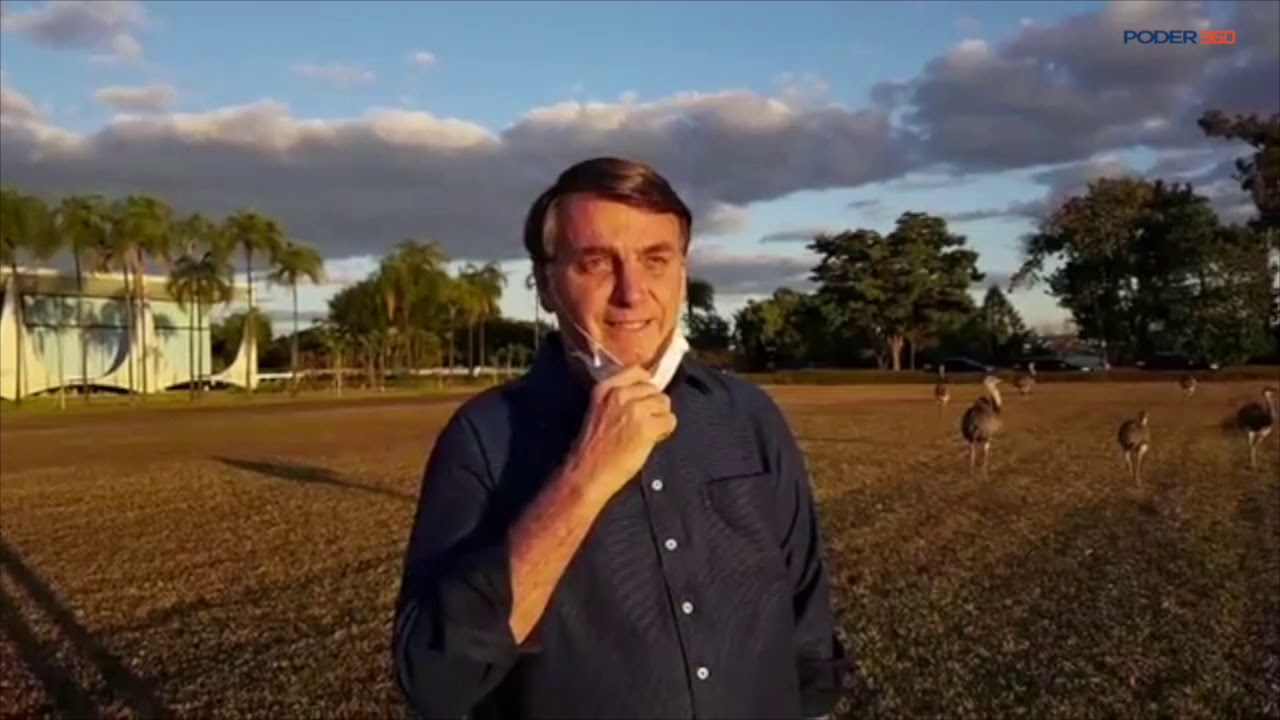 Bolsonaro leva nova bicada de ema no Palácio da Alvorada