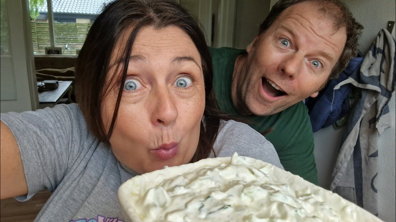 VASKER AGURKEN & RIVER DEN TIL TZATZIKI 🤣AFTENSMAD 🥒🧄🍽