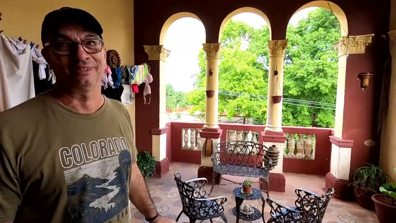 A tour through a Pre-Castro spanish mansion in reparto Kohly / Avenida 26 looks for a new owner