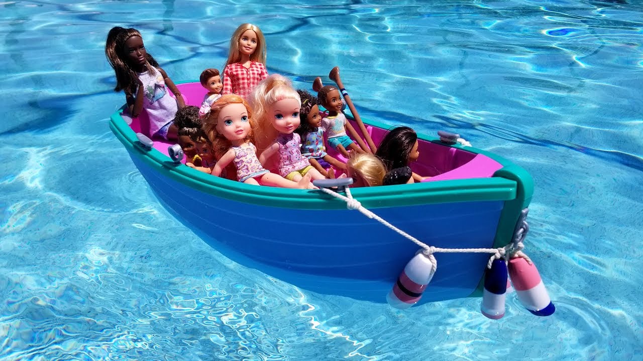 BOAT ! Elsa & Anna toddlers at Camp - Barbie - treasure box - water fun