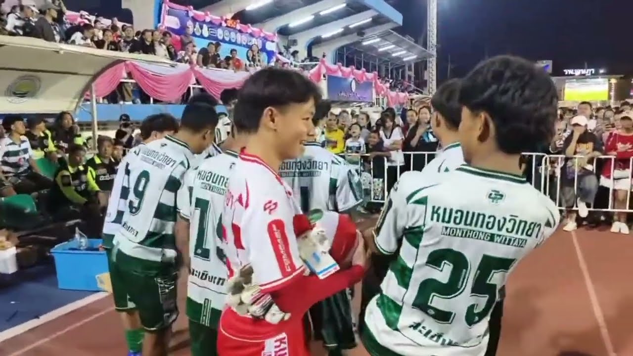 น้องๆทีมหมอนทอง เตรียมตัวลงสนามแข่งขันฟุตบอลท่าทรายแชมป์เปี้ยนชิพกระชับมิตรการกุศล สมุทรสาคร