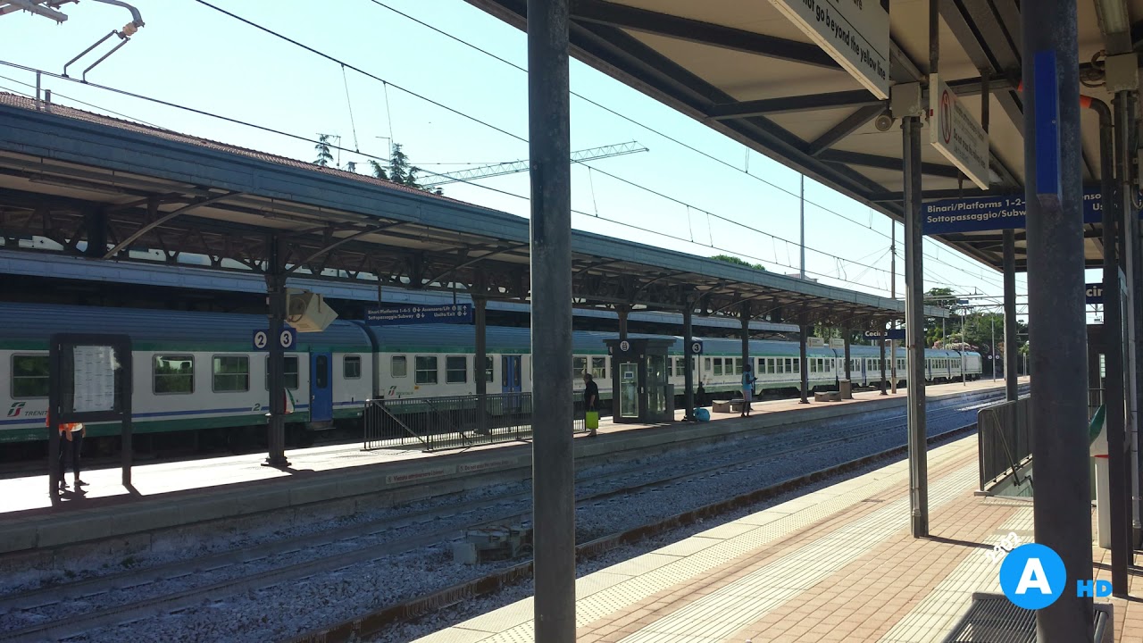 Annunci alla Stazione di Cecina