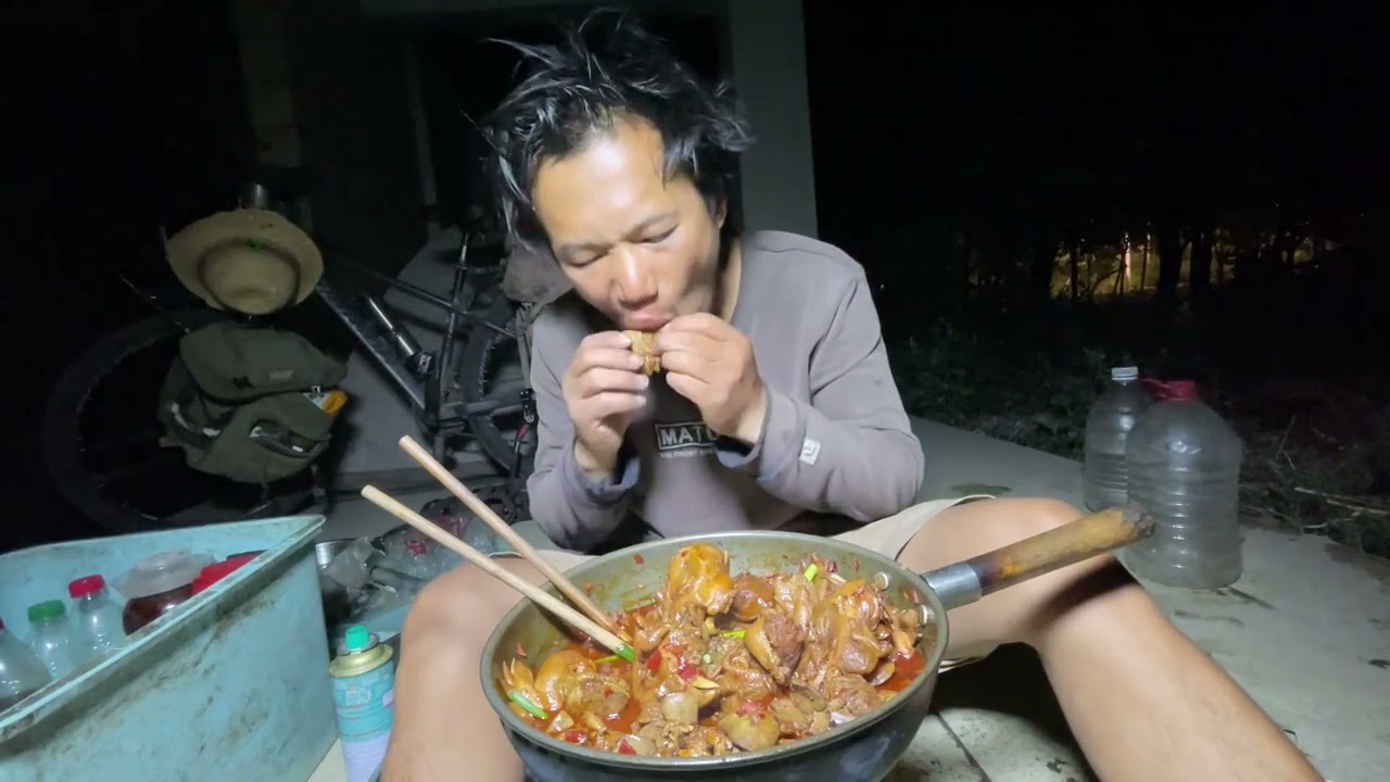 骑行到石河子市露营公厕，来跟着流浪天花板一起享受6元的美食吧 #穷游中国 #骑行中国 #户外美食