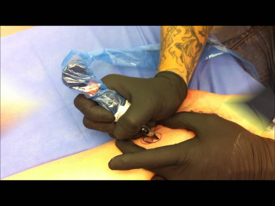 Tattoo am Fu&szlig; - Blume.wmv
