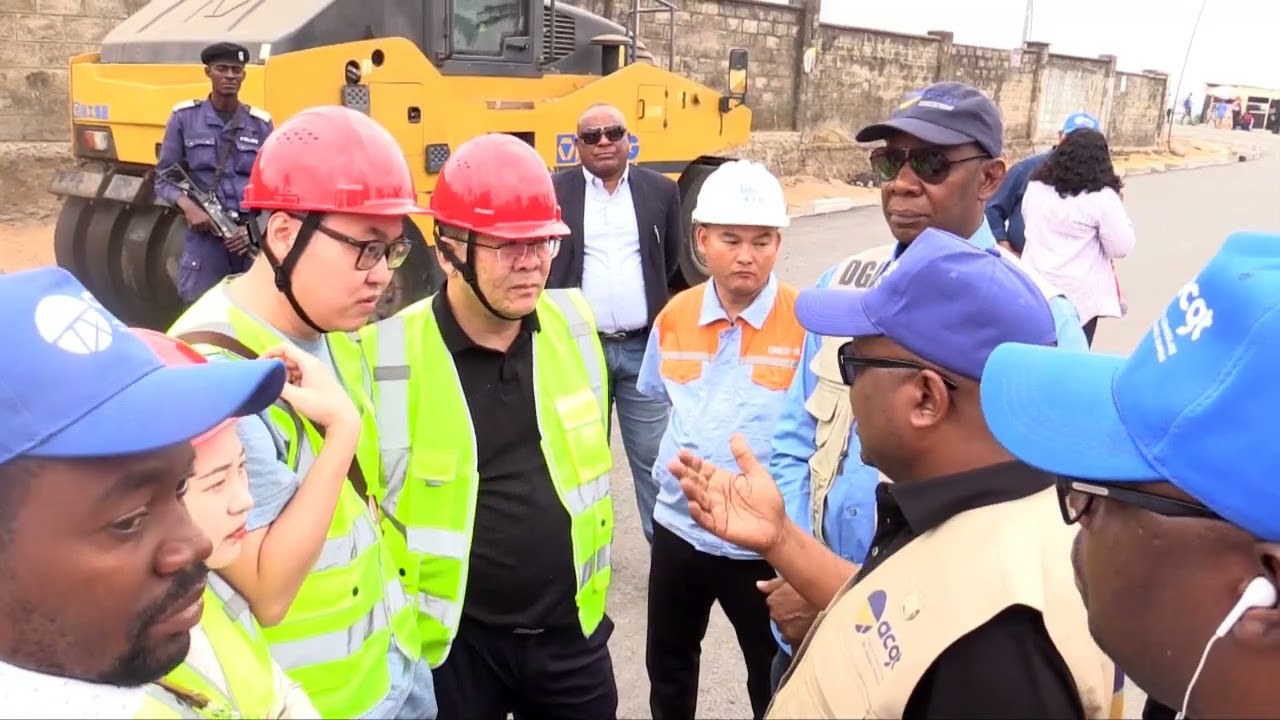 La visite des travaux de construction de la route Nzolana par le Ministre des ITP Alexis Gisaro