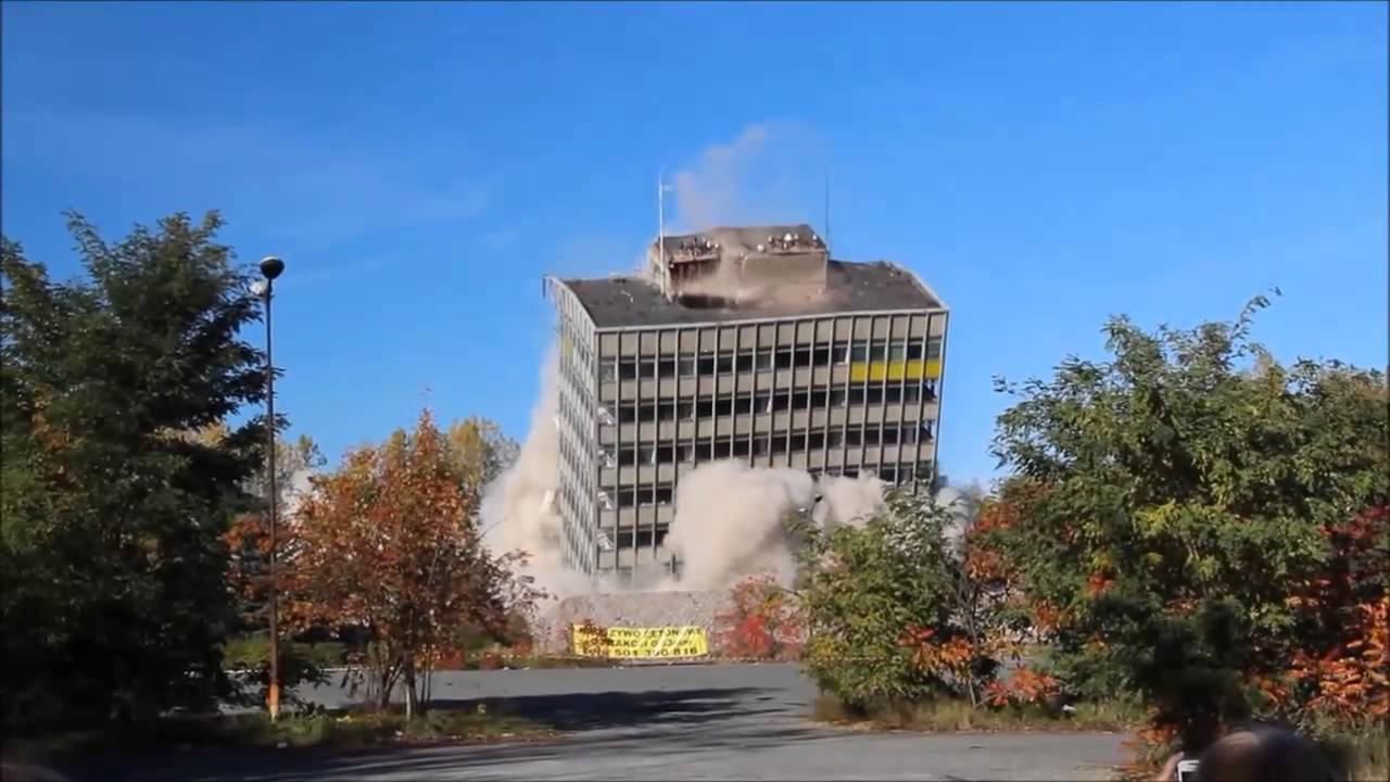 Wyburzanie wieżowca Jelcz-Laskowice