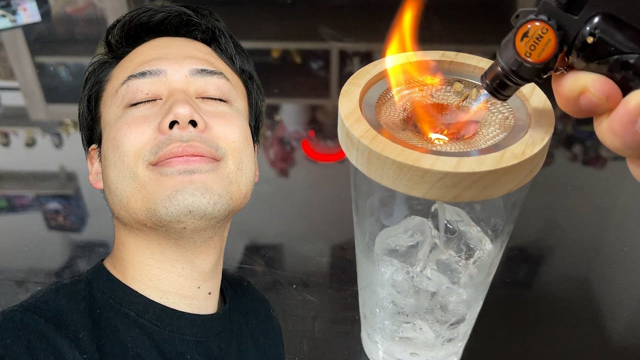 カクテルスモーカーでグラスを煙もくもくにして燻製だ。