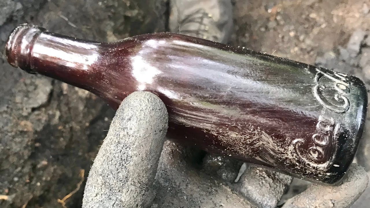 Мы нашли необнаруженную свалку бутылок, полную бутылок, а также бонусом — место для ловли сомов.