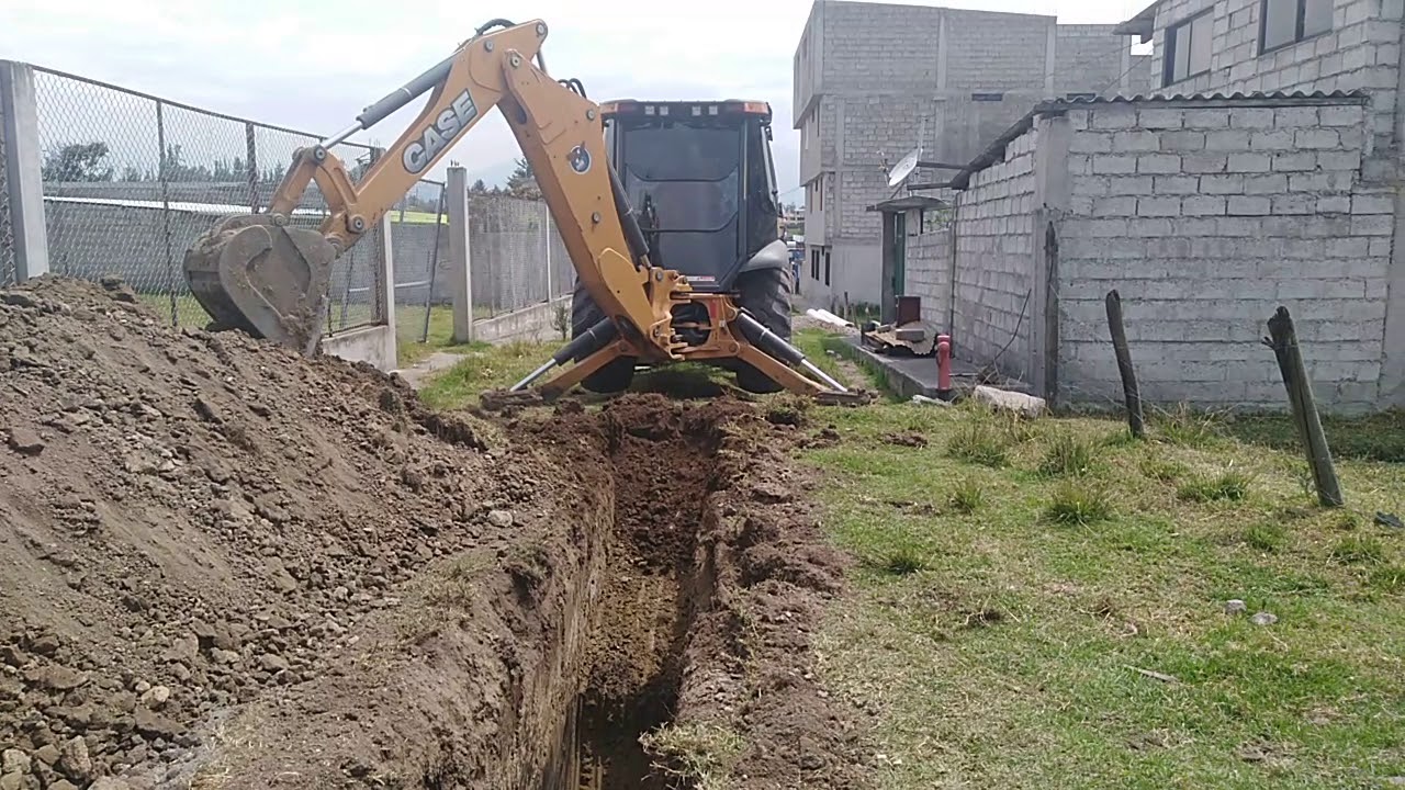 Case 580N excavando zanja