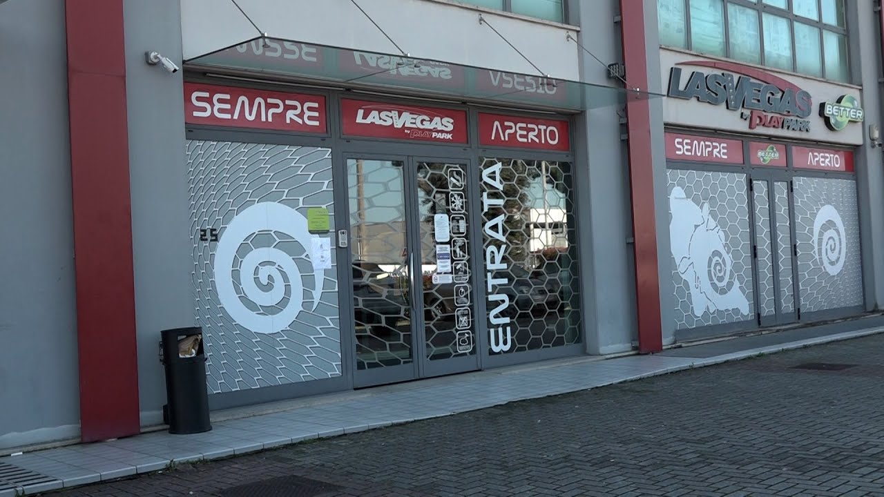 Rapina la sala slot e fugge con la bici elettrica
