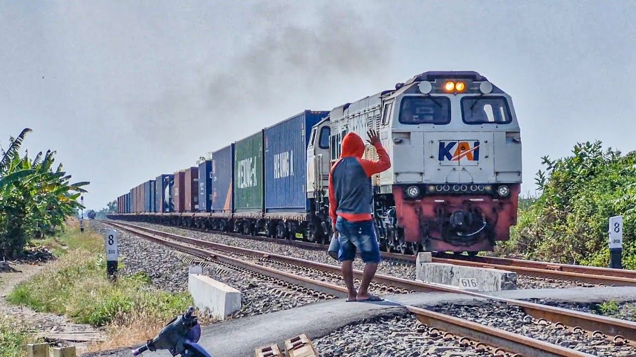 TAK TERDUGA KERETA PANJANG MENDADAK BERHENTI HINGGA PINDAH JALUR!! Momen Unik di Stasiun Cerme