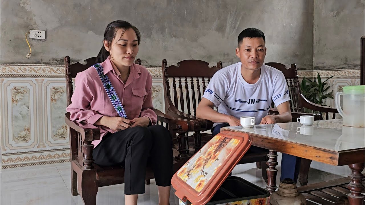 Khang confessed his feelings to Ly Vy Ca when he brought her home. Ly Vy Ca