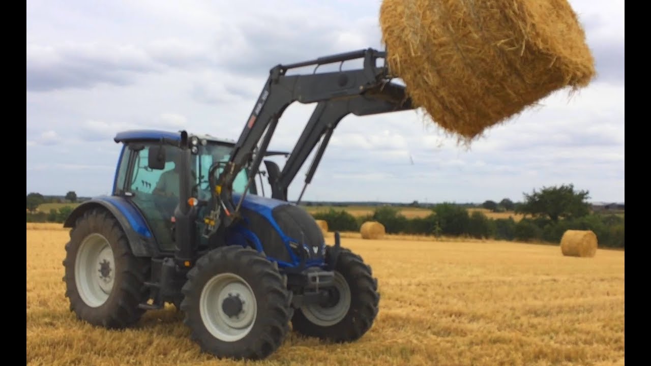 Valtra N104 et Manip' MP100 au ramassage des balles de paille