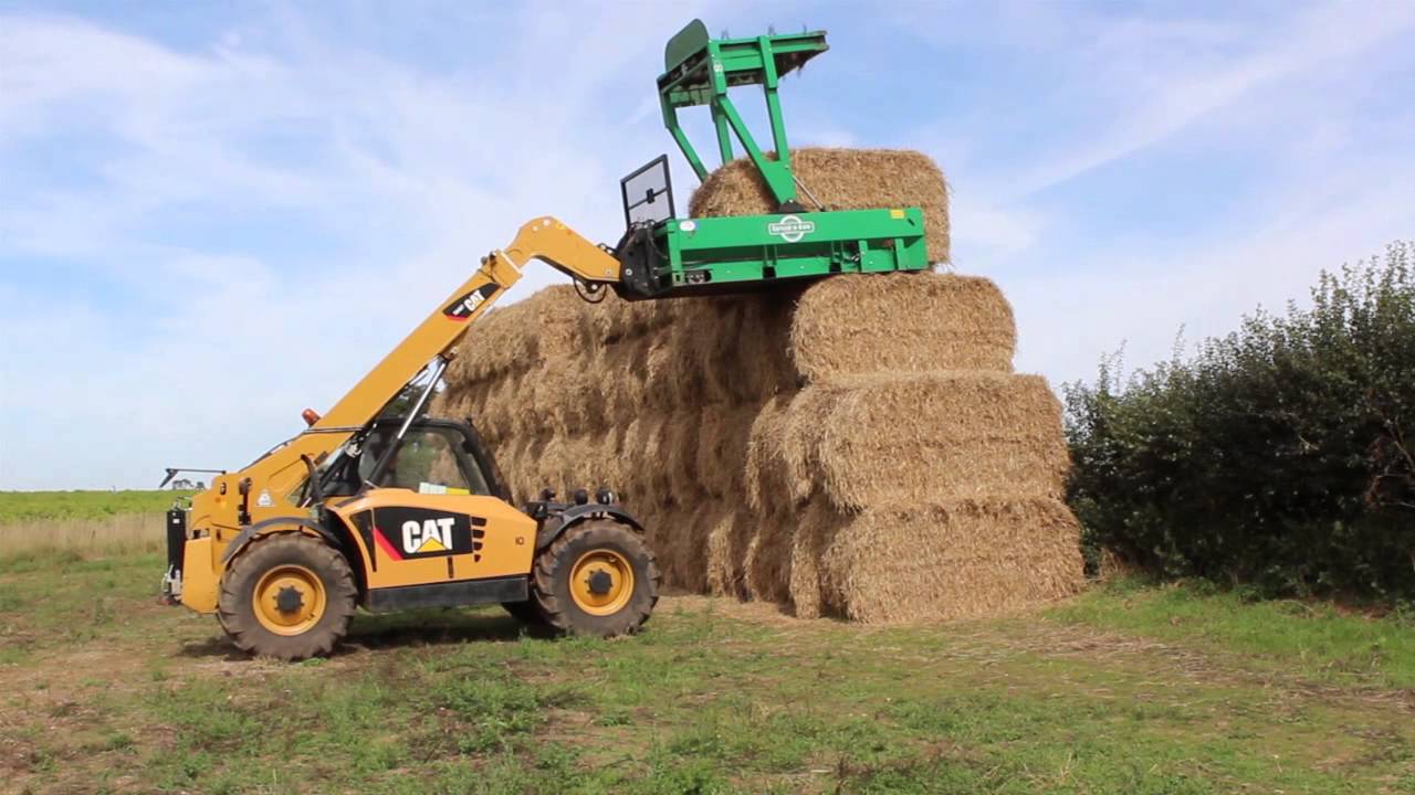 03 Loading the rectangular bale with the Maxi from the stack