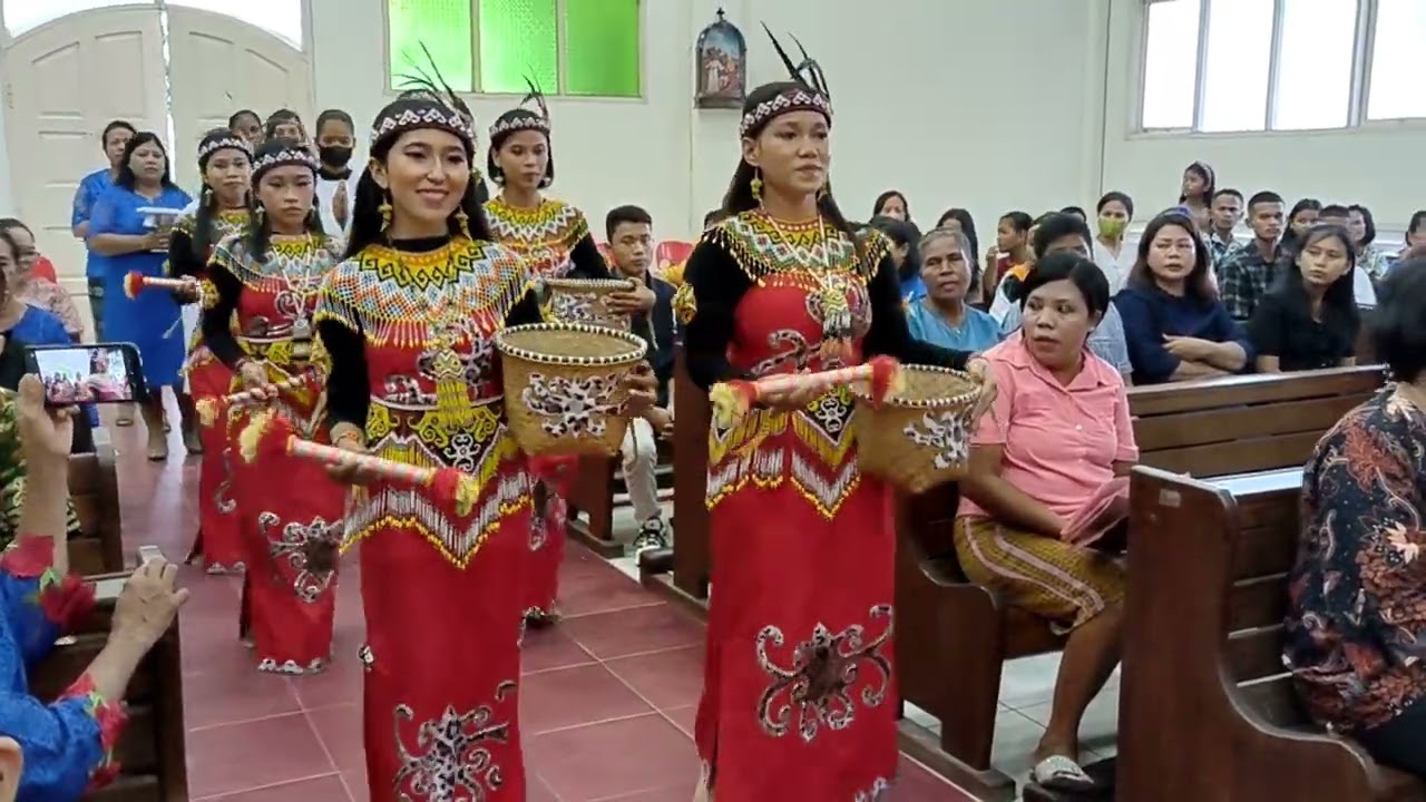 Tari-tarian Dayak penyambutan dan Persembahan