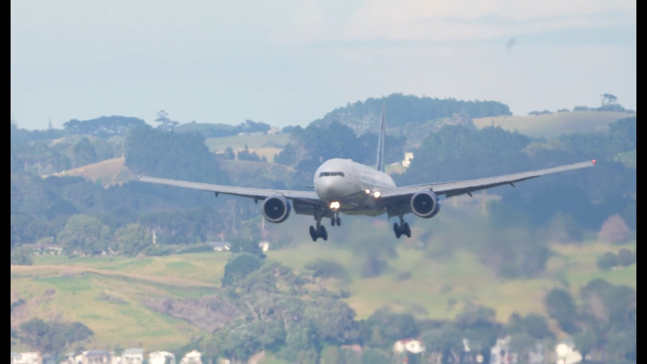 #planespotting#auckland airport#newzealand   American B789 United B777 arrivals