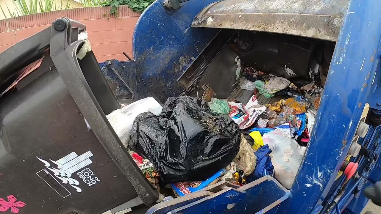GARBAGE TRUCK: #rearloader #trashday LONG BEACH