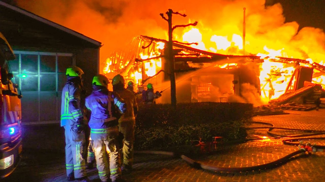 [GRIP 1] Felle Brand verwoest loods in Kloetinge - Diverse Hulpdiensten komen met spoed ter plaatse!