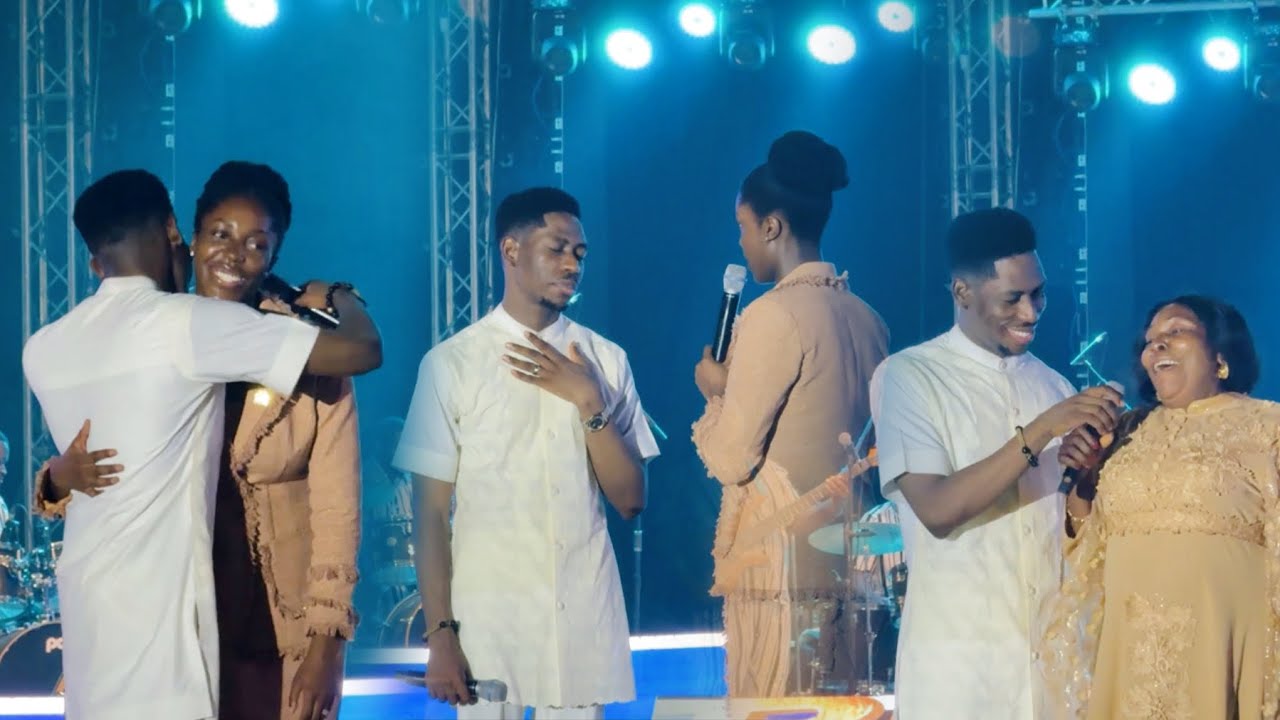 Wow❤️ Watch The Moment Moses Bliss invited his wife Marie and Mum on stage to sing alone beautiful❤️