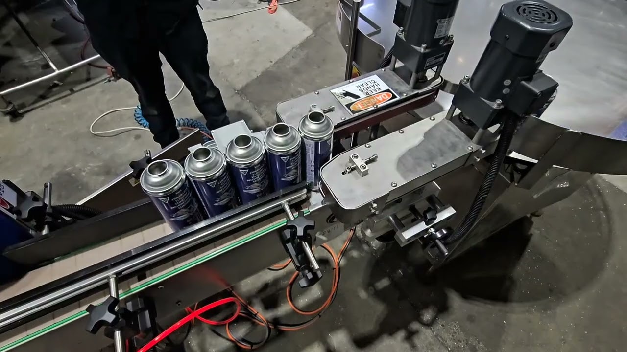 Flat Belt Conveyor Feeding Inline Labeller and collection turntable