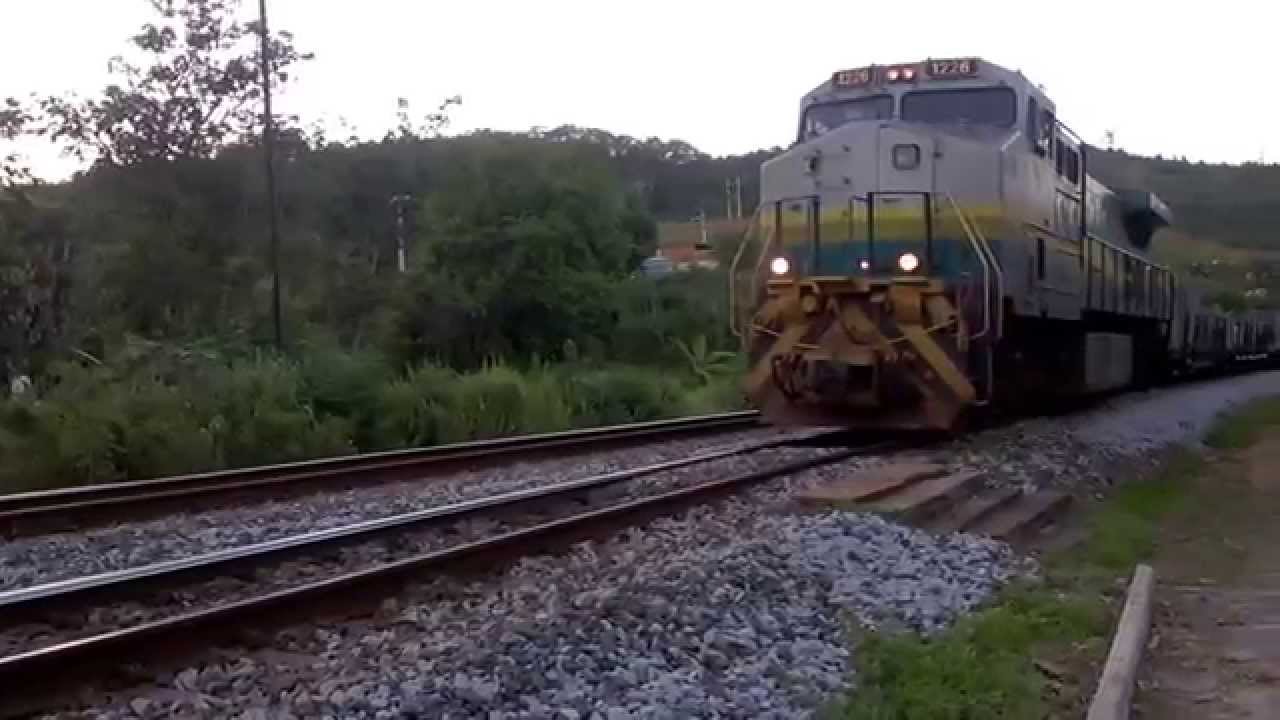 Trem cargueiro descendo parando para a troca de maquinista. Sobe outro a todo vapor naquele momento.