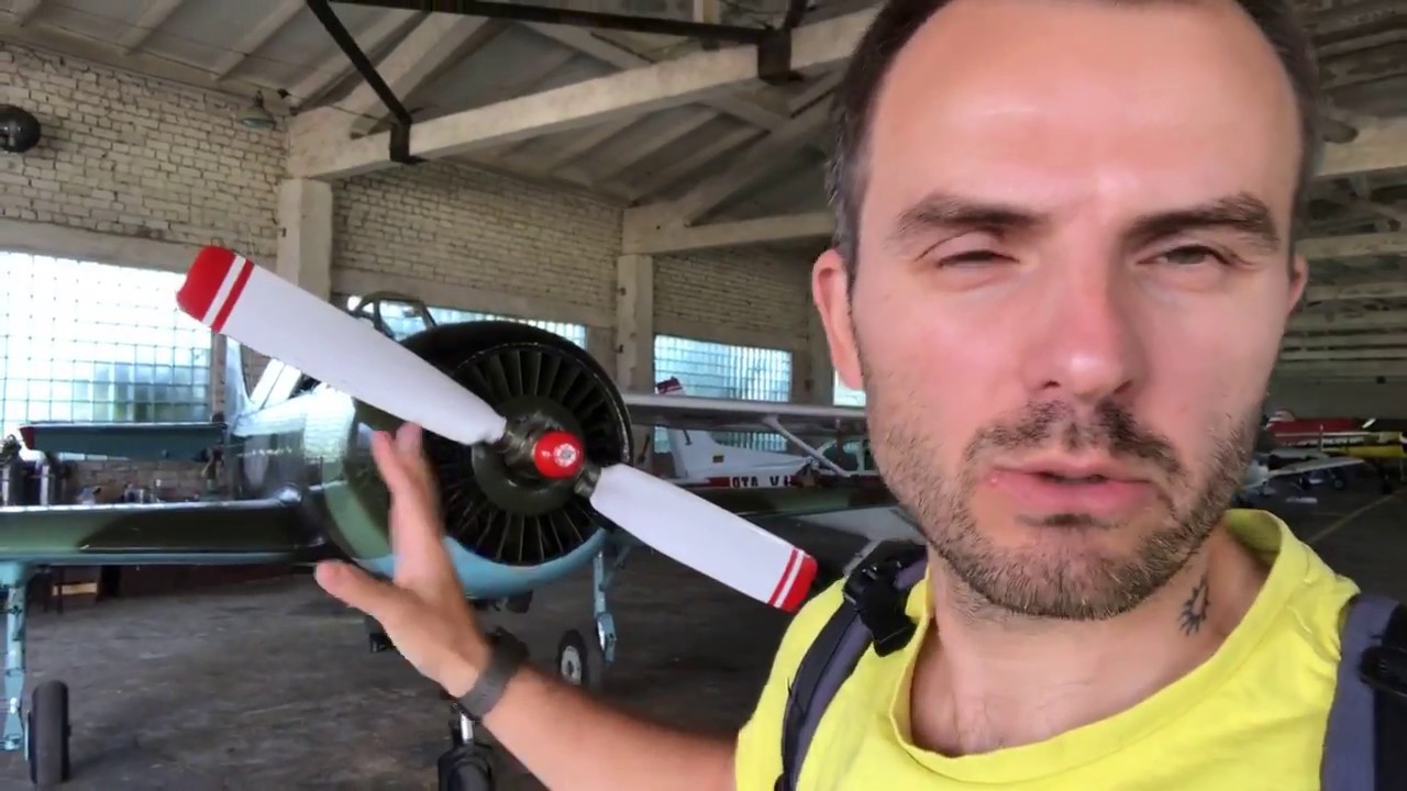 Akrobatinis skrydis lėktuvu JAK52 Vilniuje. Pilotas Eltonas Meleckis