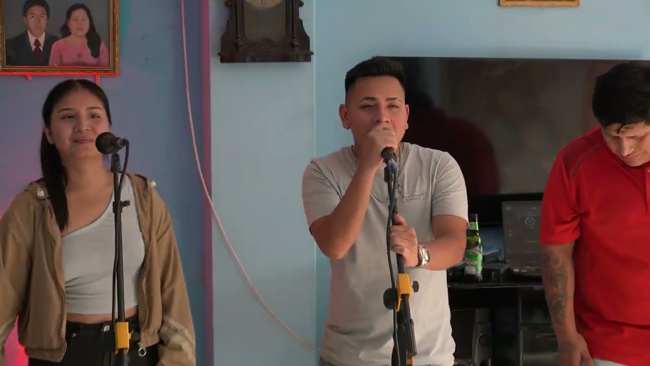 A TIEMPO - JEREMY VEGA Y SU GRUPO BRINDIS VEMZ DE LA CUMBIA...FELIZ CUMPLEAÑOS 