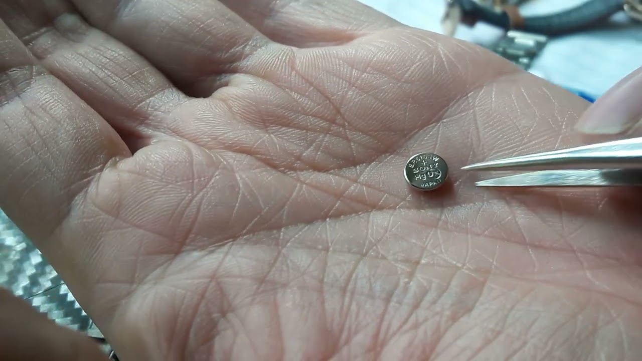 Thay pin gặp đồng hồ dùng pin năng lượng mặt trời thì phải ?????