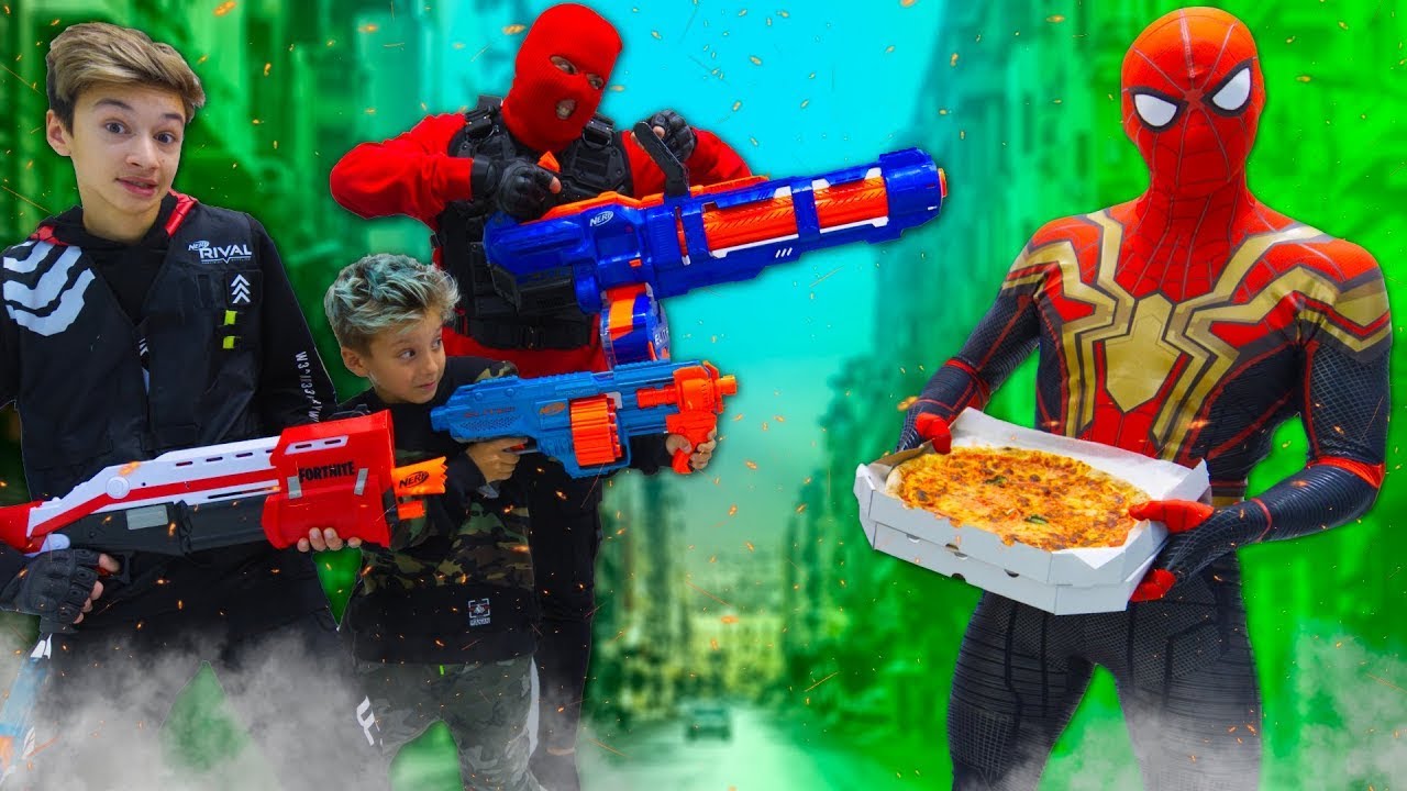 Superbohater vs Artur i Dawid 🍕 Jak przemycić pizzę do domu? | Wyzwanie z bratem