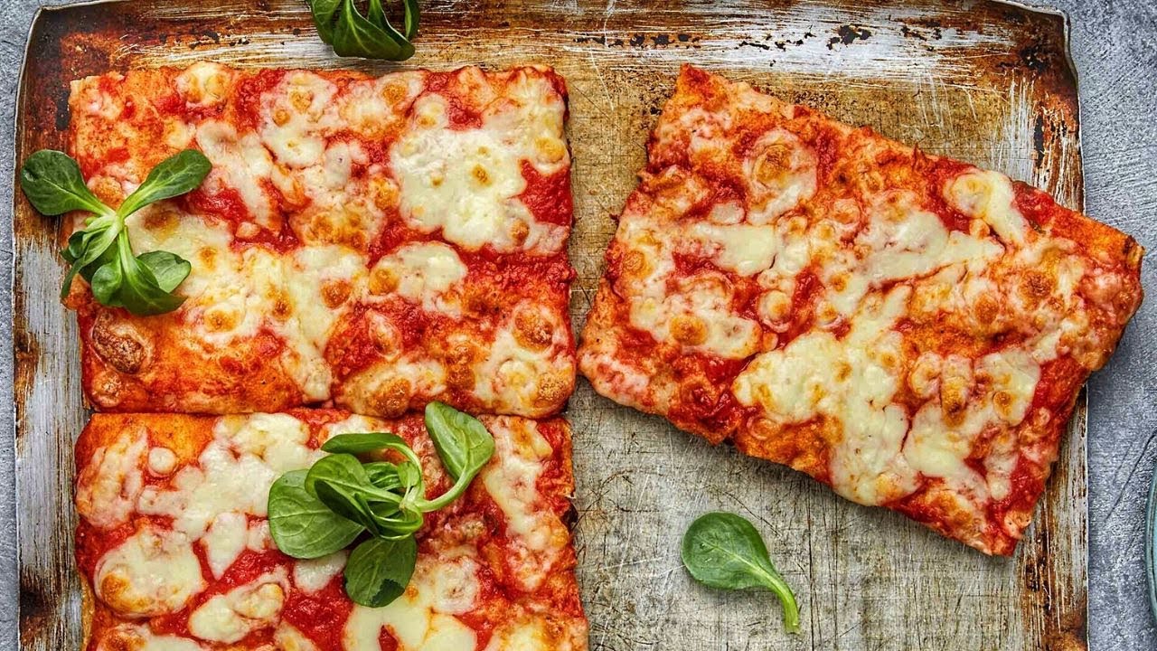 Pizza Caseira para iniciantes | Na assadeira e Farinha Comum