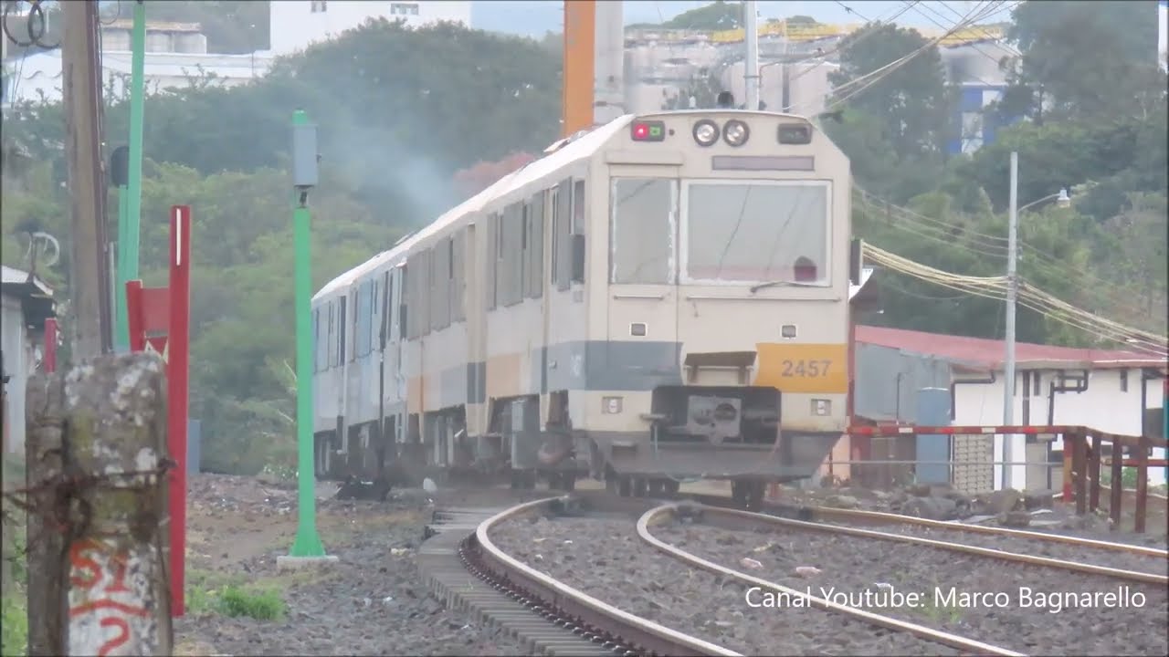 Cruce de trenes automotor del INCOFER en Rio Segundo de Alajuela, tren CRRC y dobles de Apolos 2400