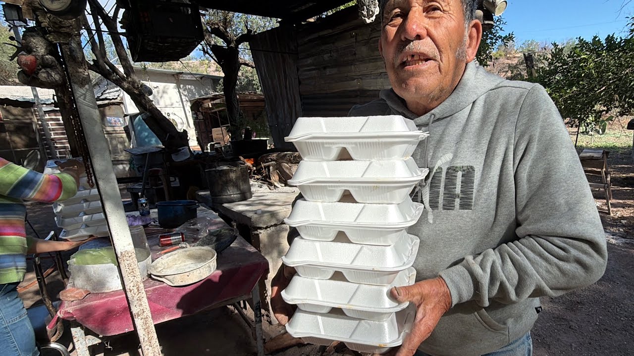 Personas felices de tener una comida en año nuevo 2026 en San Pedro de la Cueva