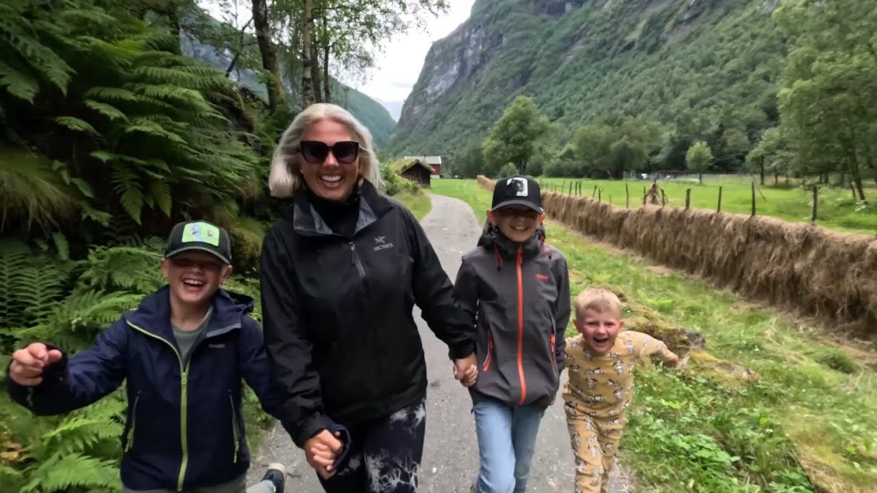 4 dager ved foten av Jotunheimen Del.1/3. Ørretfiske, bading i Hjellefossen, tur i Utladalen.