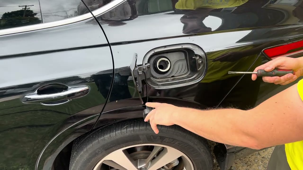 Genesis GV80 Fuel tank cover stuck or won’t open how to actuator replacement 21 22 23 24 25 26 door