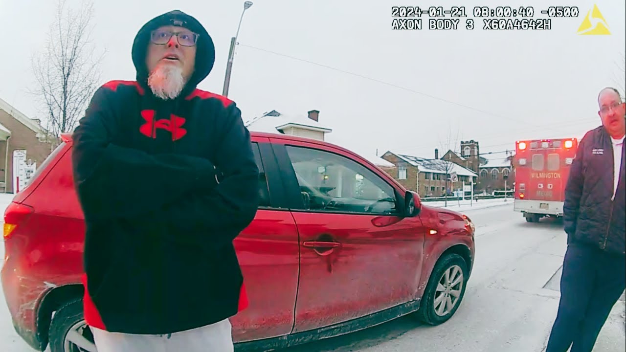 Добрый самаритянин нашёл ребёнка, бродившего по холоду без обуви, пока мама спала