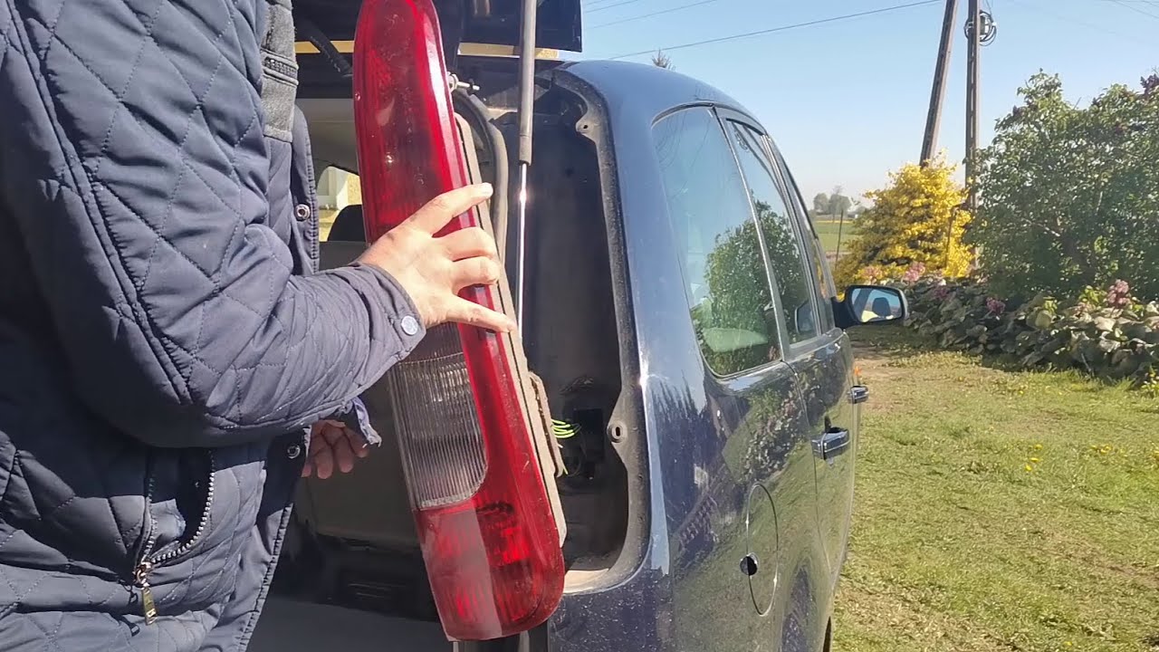 Ford Focus C Max. Wymiana żarówek lampy tylnej, podświetlenia tablicy i bezpieczników.