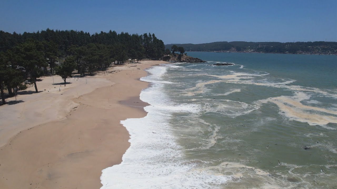 Marejadas anormales cubren la playa de Pingueral y afectan a un restorán.