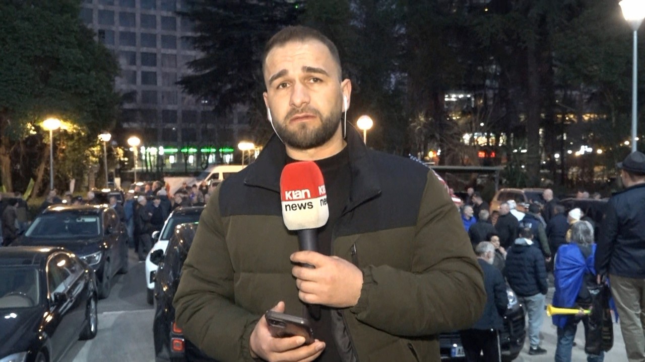 Opozita sërish në protestë, raporton gazetari Enkel Xhangolli