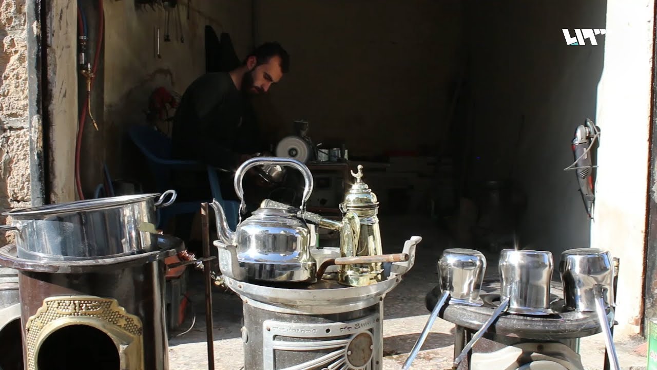 شاب يمتهن تبييض الأواني المنزلية في ظل اعتماد الأهالي على الوقود السيئ