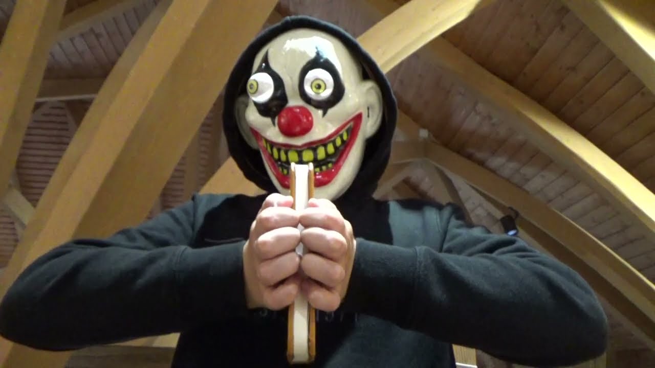 The Curse of the clown / A boh&oacute;c &aacute;tka