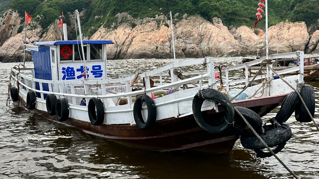 小明借着老哥跨省带来的鲫鱼庆祝渔戈号光荣退休