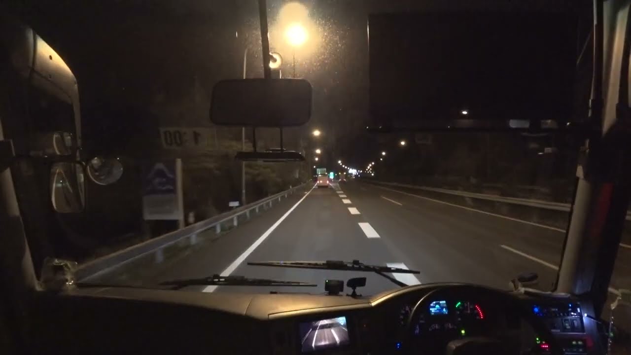自家用バスでドライブ。東名自動車道、沼津インターを目指します
