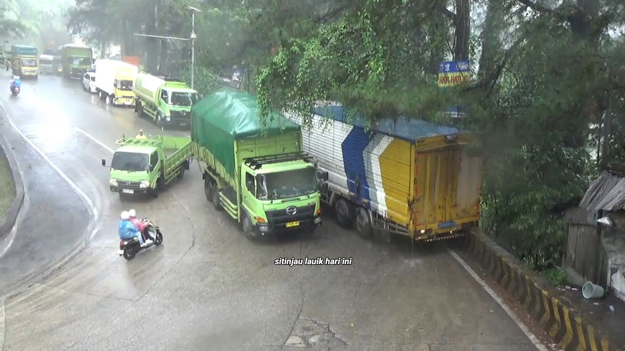 NGERI.,SOPIR BERTARUH NY4W4‼️Menit Menit M3ng3rikan Truk Turun Di Sisi Curam Tanjakan Sitinjau Lauik